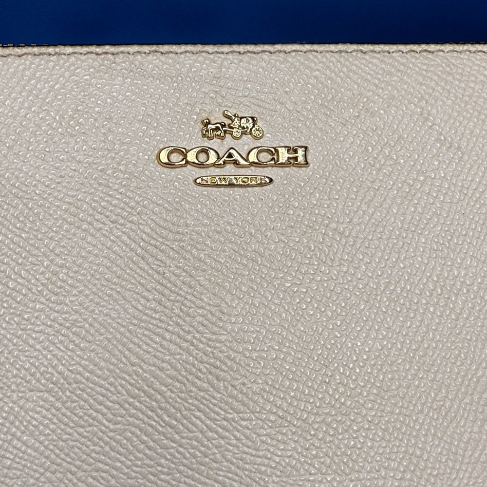 COACH LARGE PEBBLE LEATHER ZIP TOP CREDIT CARD POUCH / CLUTCH IN CHALK COLOR - Picture 3 of 15